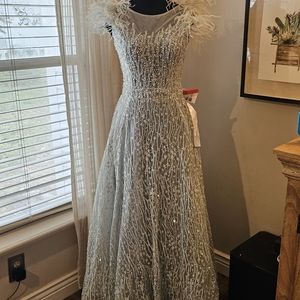 NWT Mac Duggal Embellished Feathered A Line Gown Dress  Size 4, $798 retail